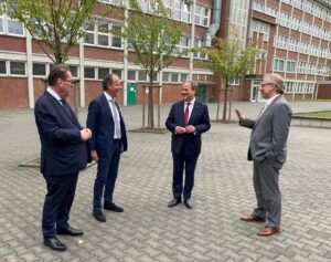 NRW-Ministerpräsident Laschet besucht den ehemaligen Tengelmann-Campus in Mülheim